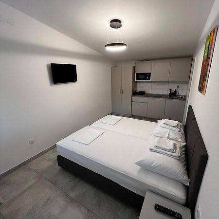 Apartmani Lovren Novalja Exterior foto