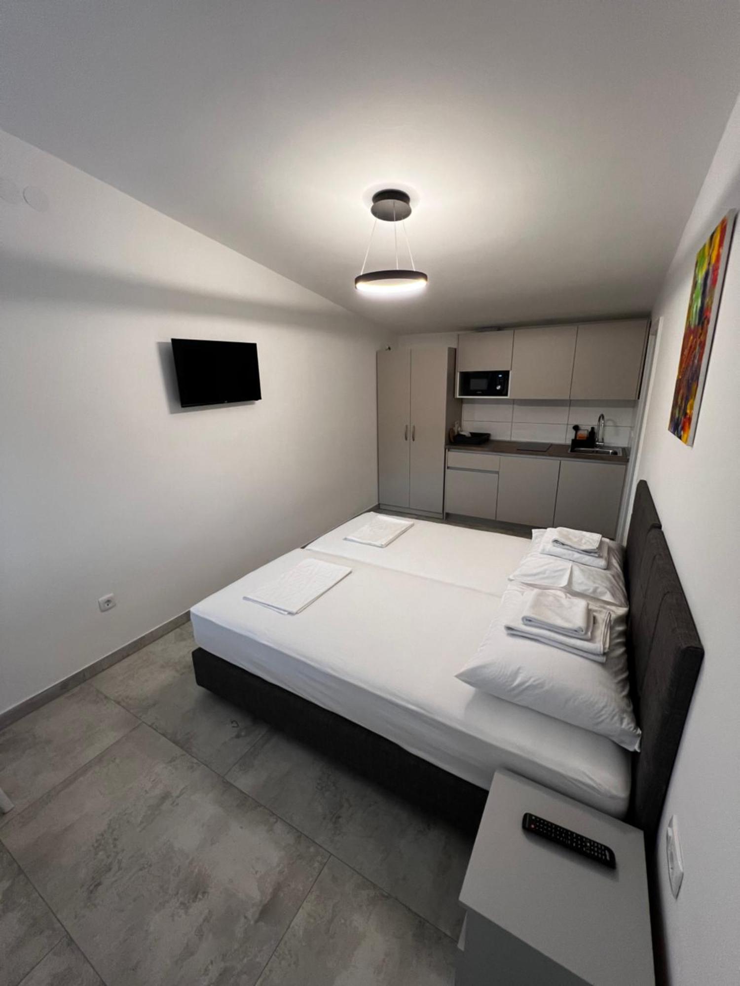 Apartmani Lovren Novalja Exterior foto